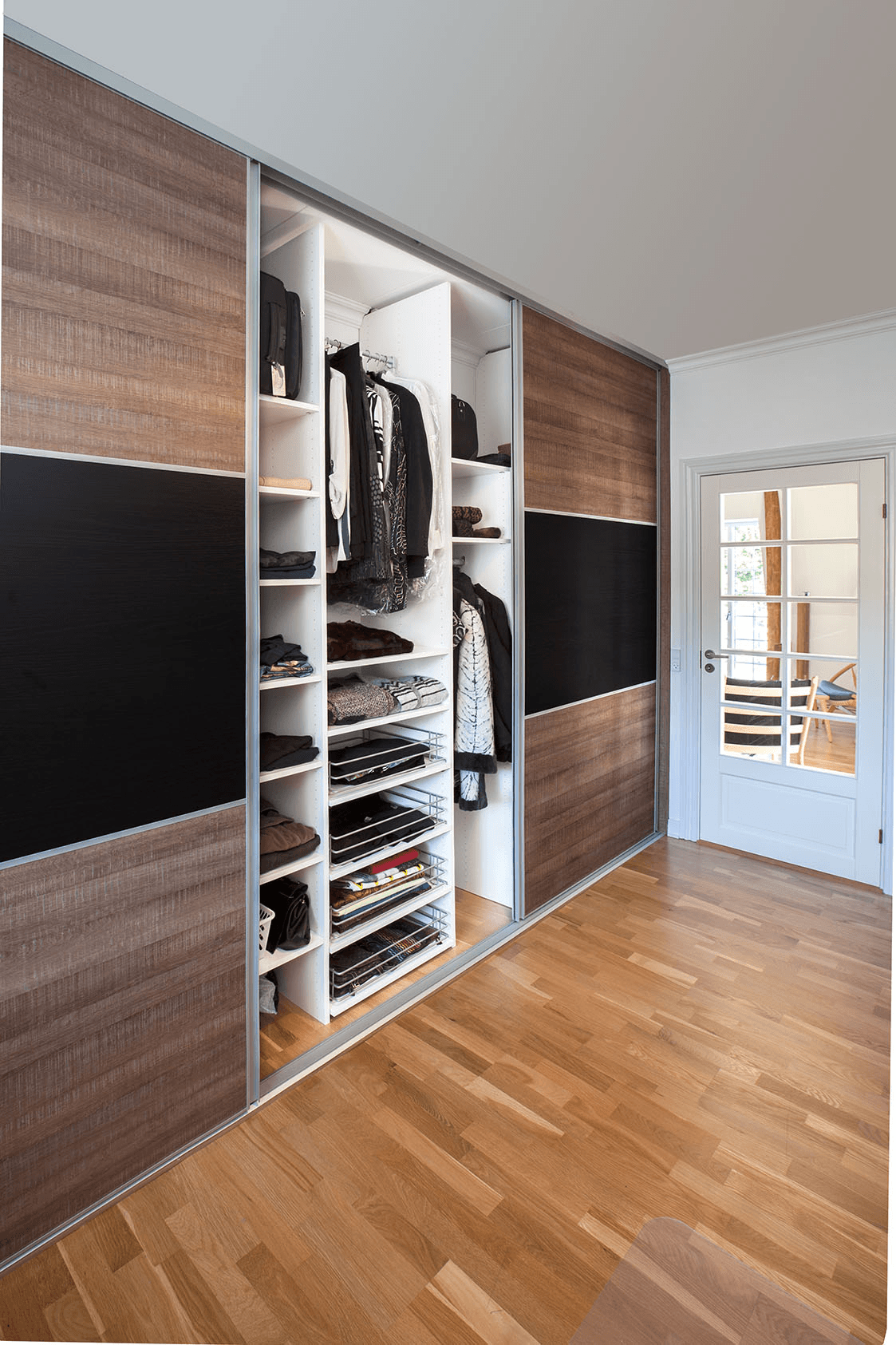 Garderobe med skydelåger