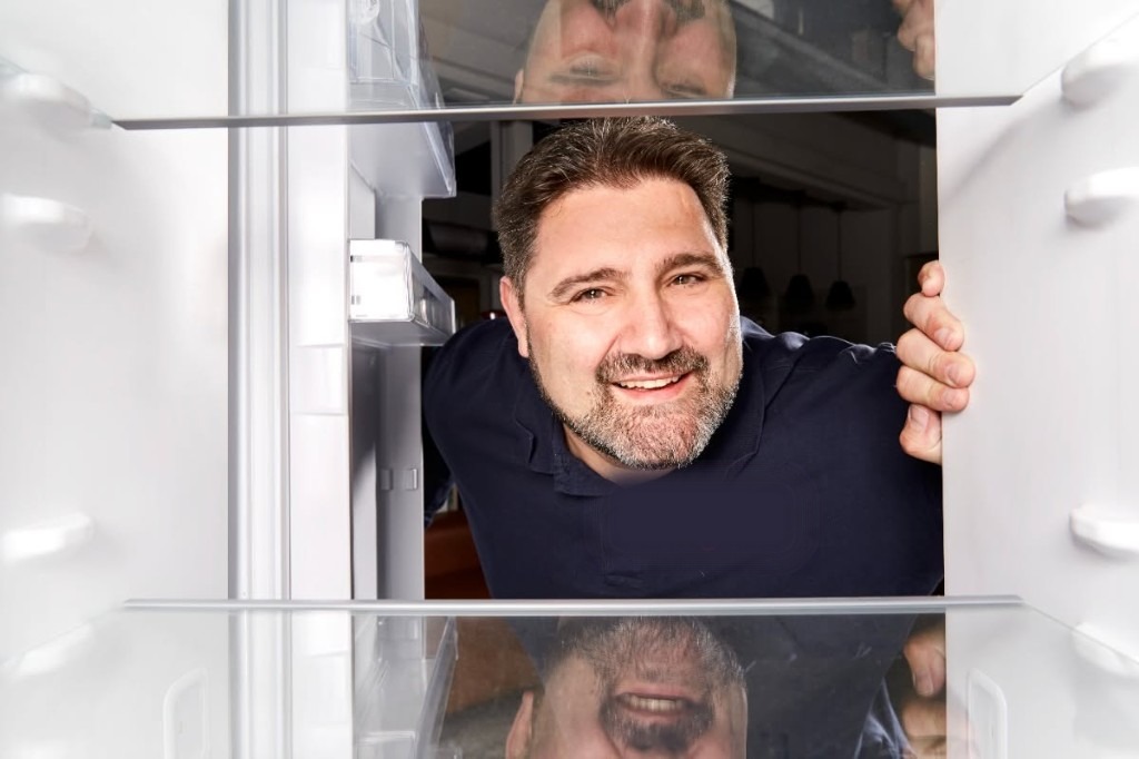 Medarbejder hos Favrskovsen tjekker hvidevarer i showroom